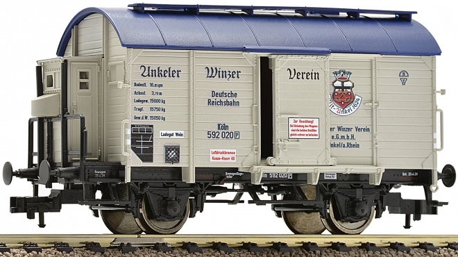 Box car with integrated tanks for wine transport with brakemans cabin of Unkeler Winemaking Club<br /><a href='images/pictures/Fleischmann/226450.jpg' target='_blank'>Full size image</a>
